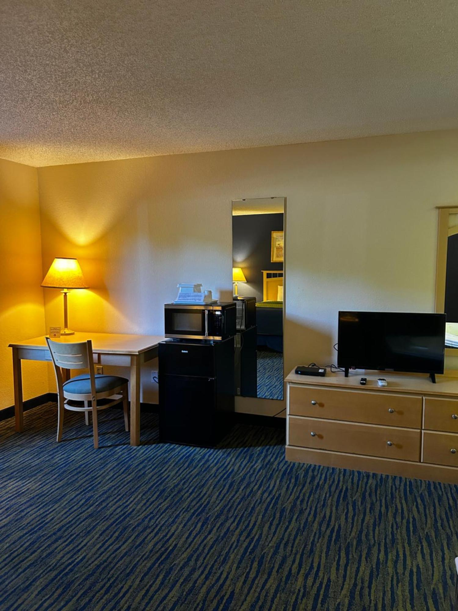 Ameristay Inn & Suites Waverly 외부 사진