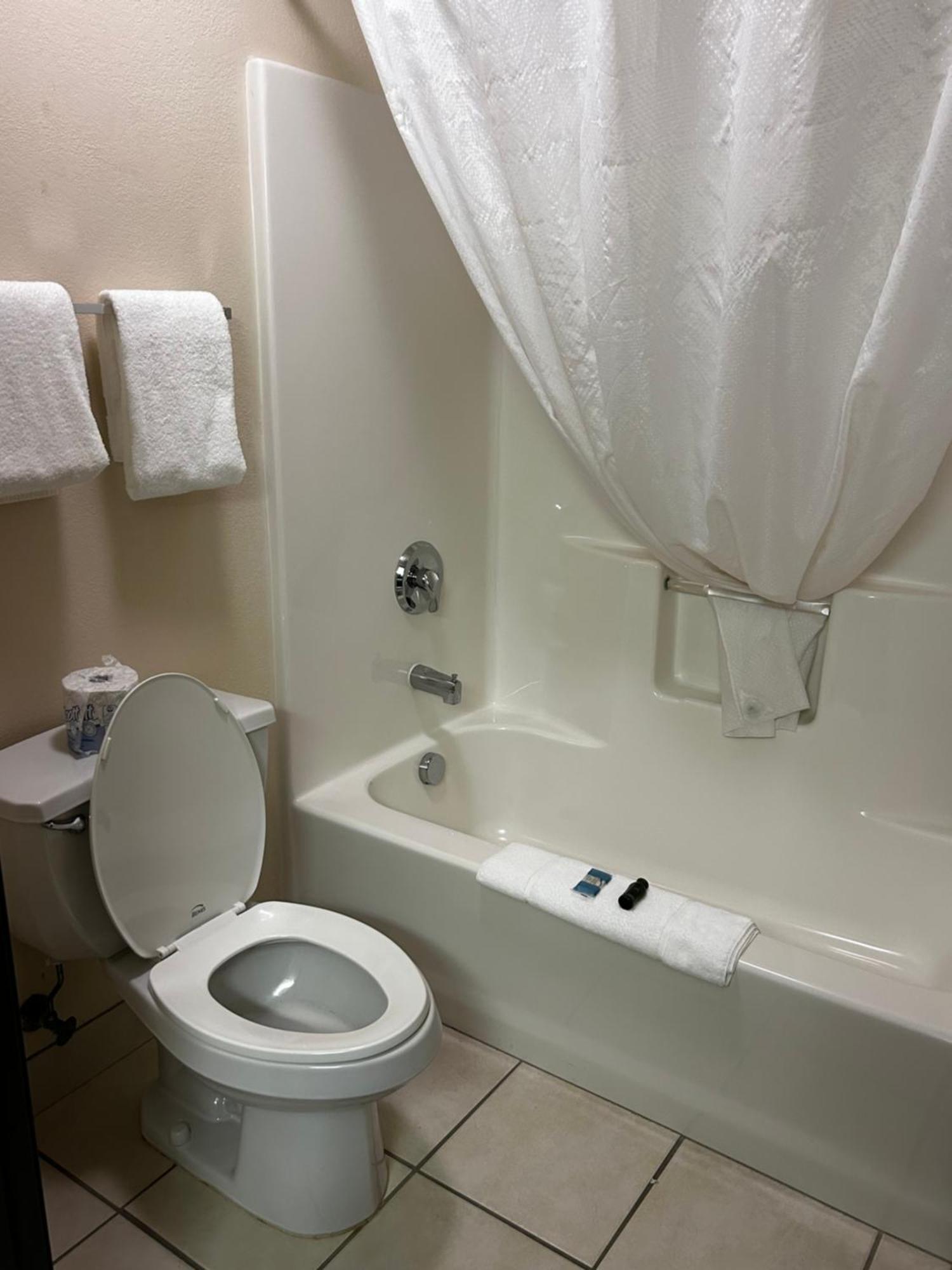 Ameristay Inn & Suites Waverly 외부 사진